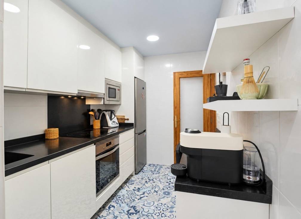 Resale - Flat - Arenales del Sol - Tercera linea playa