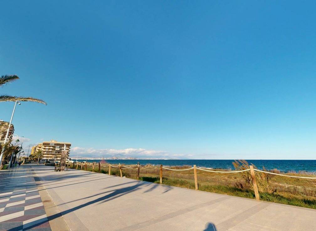 Resale - Townhouse - Arenales del Sol