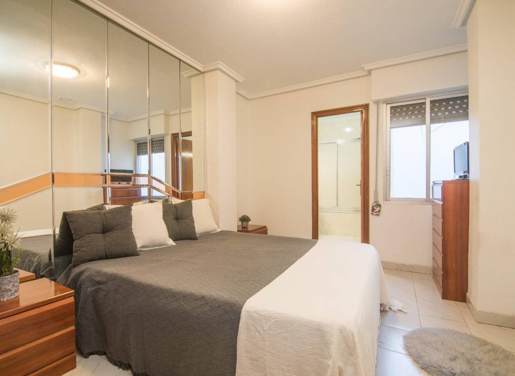 Segunda mano -  - Elche - Reina Victoria-Miguel Hernández