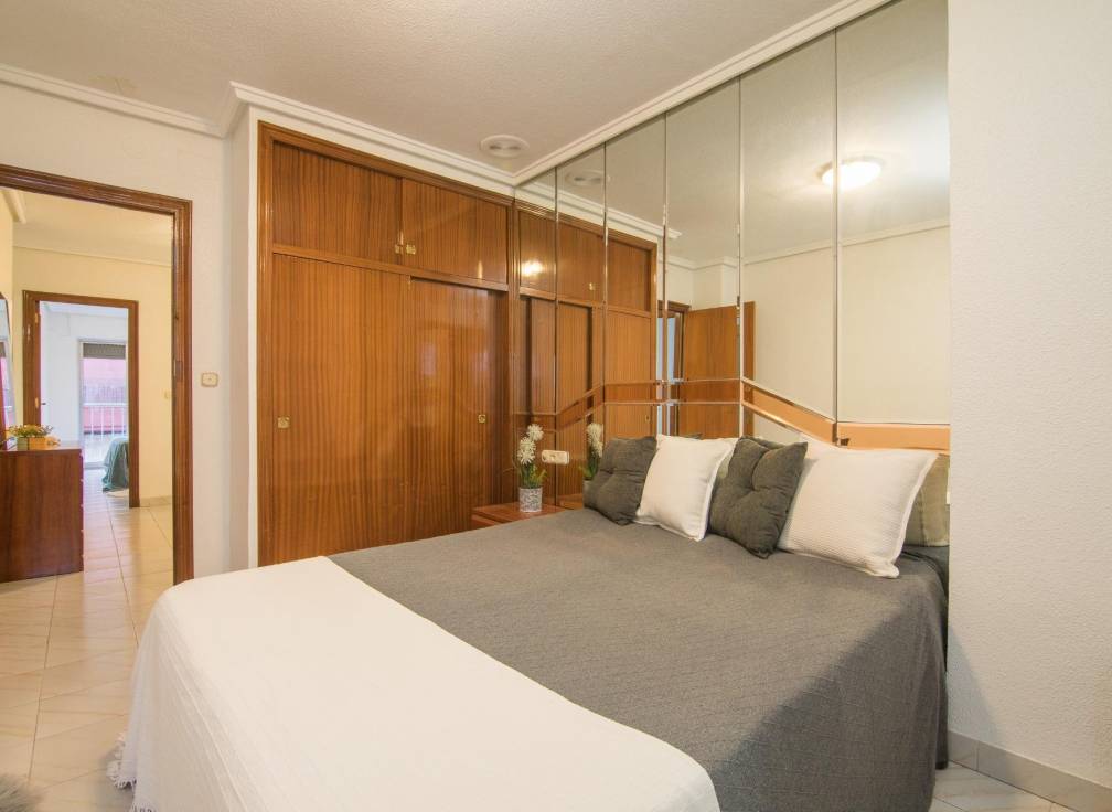 Segunda mano -  - Elche - Reina Victoria-Miguel Hernández