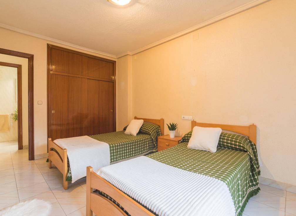 Segunda mano -  - Elche - Reina Victoria-Miguel Hernández