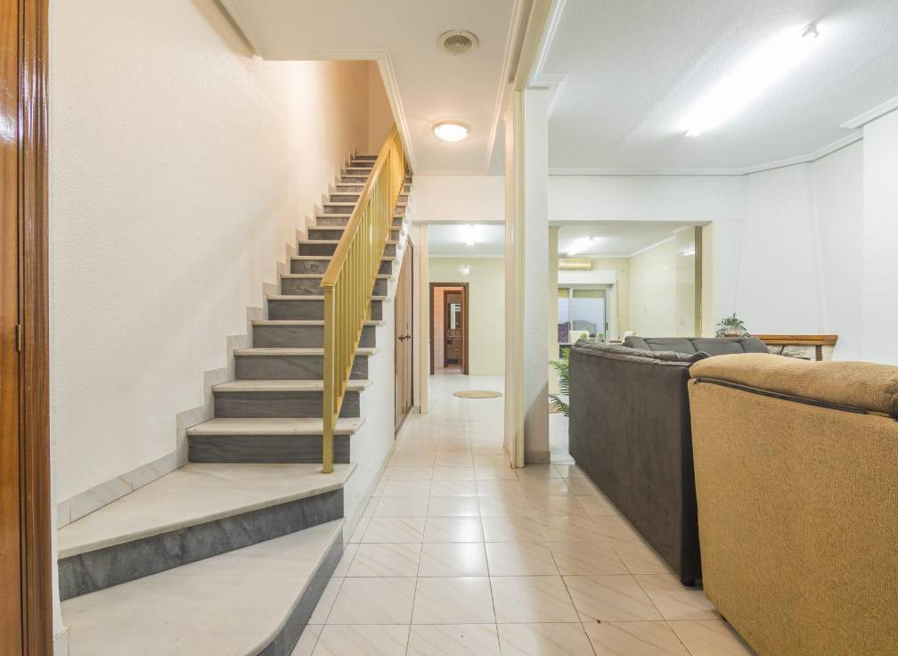 Segunda mano -  - Elche - Reina Victoria-Miguel Hernández