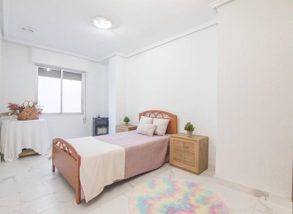 Segunda mano -  - Elche - Reina Victoria-Miguel Hernández